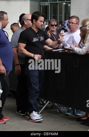 Londra, UK, 6 agosto 2013. Mark Wahlberg visto lasciare BBC radio uno studio a Londra Credito: WFPA/Alamy Live News Foto Stock