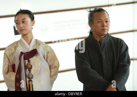 Regista coreano Kim Ki-Duk e attrice coreana Kim Ye-na 59a San Sebastian International Film Festival - "Amen" Photocall San Sebastian, Spagna - 16.09.11 ***non disponibili per la pubblicazione in Spagna, disponibile per il resto del mondo*** Foto Stock