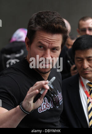 Londra, UK, 6 agosto 2013. Mark Wahlberg visto lasciare BBC radio uno studio a Londra Credito: WFPA/Alamy Live News Foto Stock