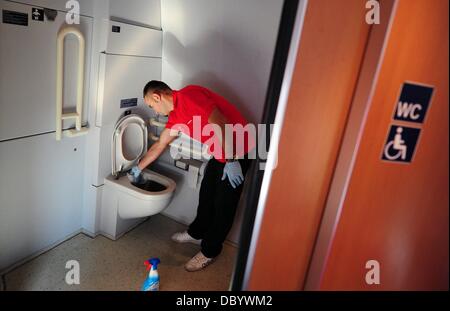 Sabit Musljija pulisce un wc in un Intercity Express (ghiaccio) di Francoforte sul Meno, Germania, 06 agosto 2013. Azienda ferroviaria tedesca Deutsche Bahn AG (DB) sarà da ora a distribuire nuovi filtri, cosiddetto en route pulitori, nel loro treni ICE. Foto: DANIEL REINHARDT Foto Stock