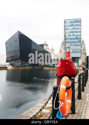 Guardando verso l'isola di Mann con Dock di inscatolamento in Liverpool Regno Unito Foto Stock