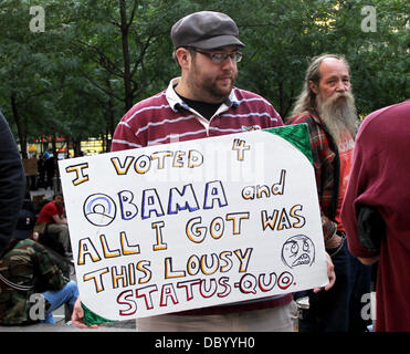 Giorno di Rage manifestanti si radunano in Zuccotti Park per dimostrare contro varie questioni tra cui l'amministrazione Obama New York City, Stati Uniti d'America - 18.09.11 Foto Stock