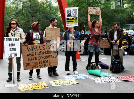 Giorno di Rage manifestanti si radunano in Zuccotti Park per dimostrare contro varie questioni tra cui l'amministrazione Obama New York City, Stati Uniti d'America - 18.09.11 Foto Stock