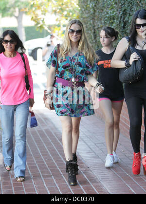 Brooke Mueller e sua madre Moira Fiore sul loro modo di Fred Segal a West Hollywood, indossando una stampa floreale abito e stivali di Los Angeles, California, Stati Uniti d'America - 19.09.11 Foto Stock