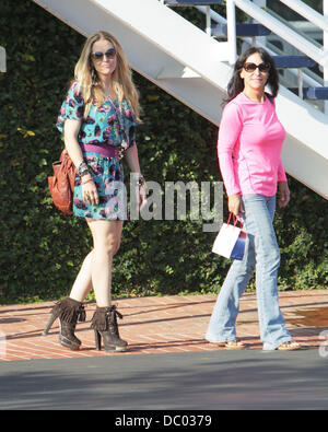 Brooke Mueller e sua madre Moira Fiore sul loro modo di Fred Segal a West Hollywood, indossando una stampa floreale abito e stivali di Los Angeles, California, Stati Uniti d'America - 19.09.11 Foto Stock