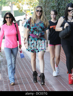 Brooke Mueller e sua madre Moira Fiore sul loro modo di Fred Segal a West Hollywood, indossando una stampa floreale abito e stivali di Los Angeles, California, Stati Uniti d'America - 19.09.11 Foto Stock