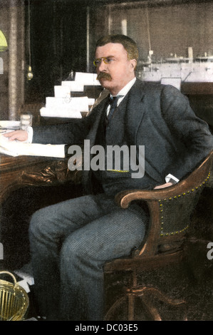 Assistente del segretario della Marina Theodore Roosevelt nel suo ufficio di Washington, 1898. Colorate a mano riproduzione dei mezzitoni di una fotografia Foto Stock