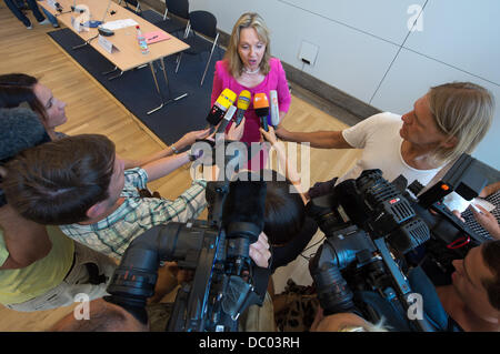 Monaco di Baviera, Germania. 06 Ago, 2013. Il Ministro della Giustizia del Land Baviera Beate Merk colloqui durante un rapidamente preparata conferenza stampa sul tema della lotta contro il doping nello sport in Monaco di Baviera, Germania, 06 agosto 2013. Merk ha annunciato che è soddisfatto con la corte di appello di decisione concernente il rilascio immediato di Gustl Mollath dall'ospedale phsychiatric. Foto: PETER KNEFFEL/dpa/Alamy Live News Foto Stock