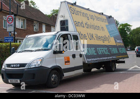 Londra, Regno Unito. Il 6 agosto, 2013. Liberty's Anti razzista van parcheggiato fino al di fuori Kensal Green Tube Station in risposta alla Home Office controverso della campagna utilizzando una pubblicità di van sollecitando gli immigrati clandestini per andare a casa. Credito: Paolo Davey/Alamy Live News Foto Stock