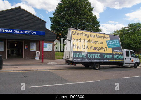 Londra, Regno Unito. Il 6 agosto, 2013. Liberty's Anti razzista van parcheggiato fino al di fuori Kensal Green Tube Station in risposta alla Home Office controverso della campagna utilizzando una pubblicità di van sollecitando gli immigrati clandestini per andare a casa. Credito: Paolo Davey/Alamy Live News Foto Stock