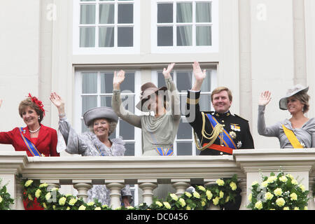 La regina Beatrice, Principessa Maxima e Willem-Alexander Prinsjesdag (Prince's Day) è il giorno in cui il monarca regnante dei Paesi Bassi (attualmente la Regina Beatrice) risolve una sessione congiunta del senato olandese e dalla Camera dei rappresentanti nel Ridderz Foto Stock