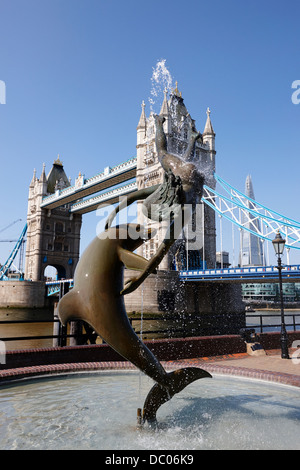 David wynnes ragazza con un delfino statua che si trova nella parte anteriore del Tower Bridge Londra Inghilterra REGNO UNITO Foto Stock