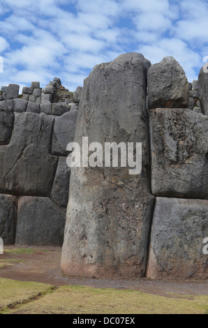 Gigante di pietra pareti a Sacsayhuaman, sito Inca vicino a Cuzco, Perù Foto Stock