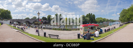 Ampio panorama di Richmond upon Thames a Londra con il fiume Tamigi e Richmond Bridge in vista. Foto Stock