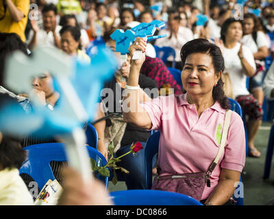 Bangkok, Tailandia. 5 Ago, 2013. I sostenitori dell ex Abhisit Vejjajiva, ex Primo Ministro della Thailandia, applaudire durante mentre Abhisit parla di Bangkok lunedì. Abhisit ha parlato a un raduno di Thai democratici in un gruppo di lavoro di classe immediate vicinanze di Bangkok off di Rama Vi Road. Egli ha parlato fuori contro il Pheu Thai di amnesty sforzi, che potrebbe portare a Thaksin Shinawatra tornando alla Thailandia. Credit: Jack Kurtz/ZUMAPRESS.com/Alamy Live News Foto Stock