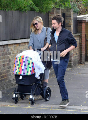 Kate Hudson e Matt Bellamy camminando in Primrose Hill con il loro figlio Bingham Londra Inghilterra - 23.09.11 Foto Stock