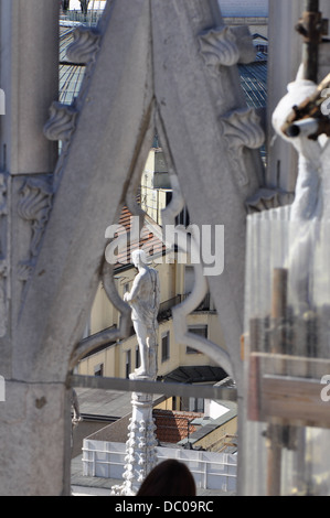 Diverso stile gotico statue del Duomo di Milano, uno dei la più grande chiesa in stile gotico nel mondo. Foto Stock