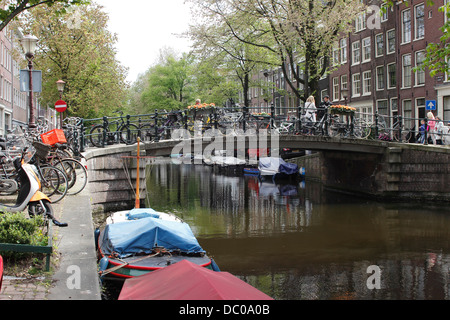 ponte biciclettate finte e fioriere amsterdam