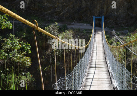 Un filo pendente il ponte attraversa il fiume Urubamba, vicino a Machu Picchu, Perù Foto Stock