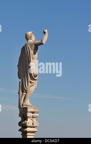 Diverso stile gotico statue del Duomo di Milano, uno dei la più grande chiesa in stile gotico nel mondo. Foto Stock