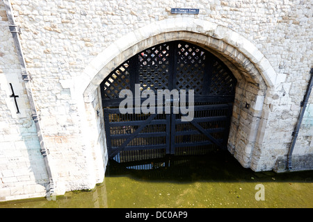 La Porta dei Traditori presso la Torre di Londra Inghilterra REGNO UNITO Foto Stock