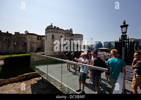 La gente in coda all'ingresso alla Torre di Londra Inghilterra REGNO UNITO Foto Stock