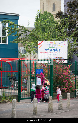 San Paolo la scuola materna e il Centro per l'infanzia, Bristol REGNO UNITO 2013 - Arrivano i genitori con i loro figli. Foto Stock