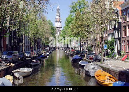 Amsterdam Paesi Bassi Olanda Europa piccole barche lungo Canal Groenburgwal riflessione chiesa Zuiderkerk Foto Stock