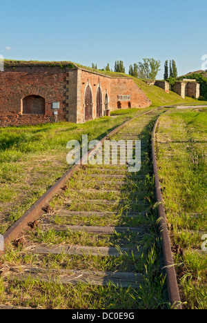 Binario vicino al funerale di camere, Terezin Memorial, Repubblica Ceca Foto Stock