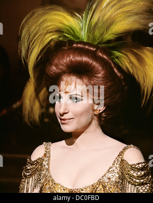 1960s 1969 Hello Dolly! STAR BARBRA STRIESAND COME DOLLY LEVI INDOSSARE COPRICAPO piumato Foto Stock