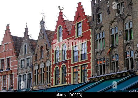 Bruges Belgio Fiandre Europa Brugge a capanna guild houses in piazza del mercato convertito in ristoranti Foto Stock