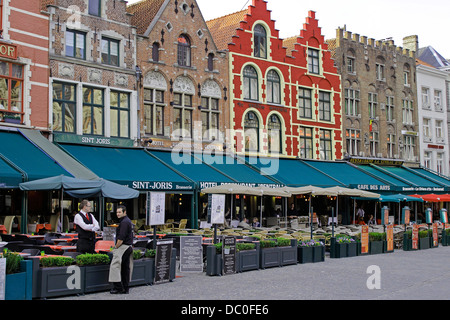 Bruges Belgio Fiandre Europa Brugge a capanna guild houses in piazza del mercato convertito in ristoranti Foto Stock