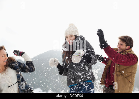 Giovane godendo lotta con le palle di neve Foto Stock