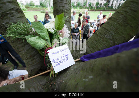 Londra, UK, 6 agosto 2013. Una cerimonia di letture e una canzone in memoria delle vittime di Hiroshima è stato tenuto in Tavistock Square insieme con ghirlande prevista su un giapponese di ciliegio in giardini. Il 6 agosto 2013 segna il 68esimo anniversario della bomba atomica esplosione nel 1945. Credito: Lee Thomas/Alamy Live News Foto Stock