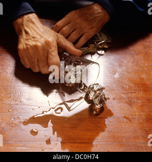 Anni ottanta mano che trattiene eventuali fuoriuscite di bevanda alcolica SULLA BARRA CON TASTI IN ALTRO Foto Stock