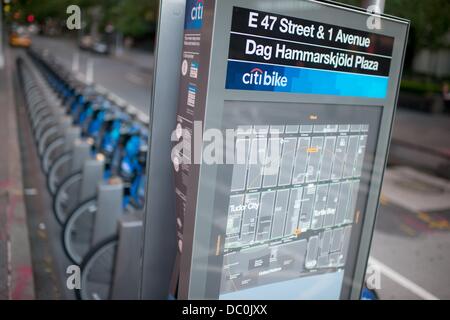 Le biciclette a noleggio sono parcheggiati in un noleggio biciclette stazione in New York City, NY, STATI UNITI D'AMERICA, 02 giugno 2013. Foto: TIM BRAKEMEIER Foto Stock