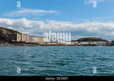 Aberystwyth, Galles, UK, 6 agosto 2013. Il sereno clima caldo nel pomeriggio di martedì ha reso ideali condizioni di kayak sul mare. Questa insolita vista di Aberystwyth, presa dal basso angolo di una Touring kayak mostra la bellezza e la tranquillità di Cardigan Bay al suo meglio. Credito: atgof.co/Alamy Live News Foto Stock