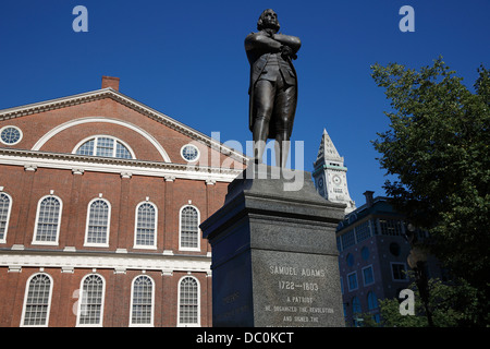 Statua di Samuel Adams nella parte anteriore del Faneuil Hall sul Freedom Trail, Boston, Massachusetts Foto Stock