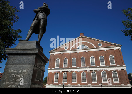 Statua di Samuel Adams nella parte anteriore del Faneuil Hall sul Freedom Trail, Boston, Massachusetts Foto Stock