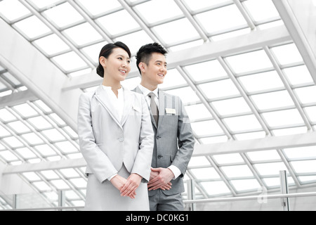 Young business partner con il nome di tag all'aeroporto Foto Stock