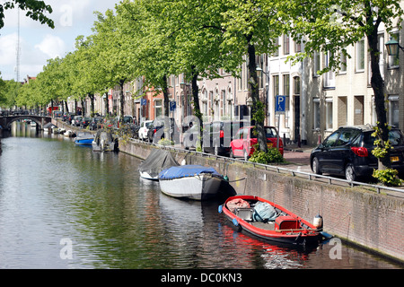 Haarlem Paesi Bassi Europa piccole imbarcazioni sul canale nel centro della città Foto Stock