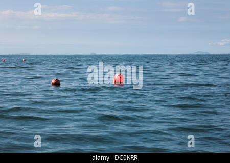 Aberystwyth, Galles, UK, 6 agosto 2013. Il sereno clima caldo nel pomeriggio di martedì ha reso ideali condizioni di kayak sul mare. Questa vista della Lobster Pot boe presa dal basso angolo di una Touring kayak mostra la bellezza e la tranquillità di Cardigan Bay al suo meglio. Credito: atgof.co/Alamy Live News Foto Stock