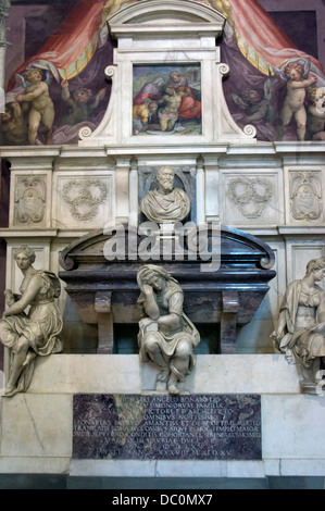 Tomba di Michelangelo Buonarroti, egli è stato un famoso pittore italiano e dallo scultore. Egli è sepolto nella Basilica di Santa Croce. Foto Stock