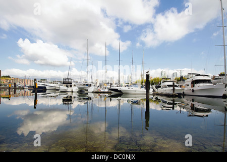 Marina riflessione di barche e nuvole nel cielo a Granville Island in Vancouver BC Canada Foto Stock