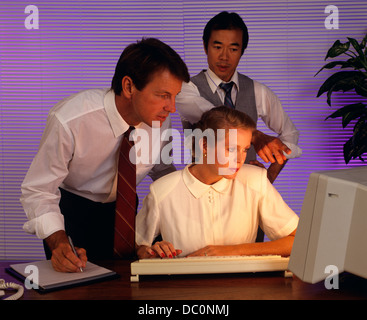 Anni Novanta la gente di affari che lavorano insieme al computer desktop Foto Stock