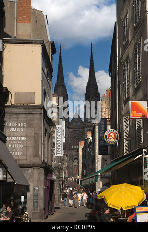 RUE DE GRAS LA CATTEDRALE DI NOTRE DAME DI CLERMONT FERRAND CANTAL AUVERGNE FRANCIA Foto Stock