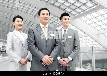 Fiducioso team aziendale presso l'aeroporto Foto Stock