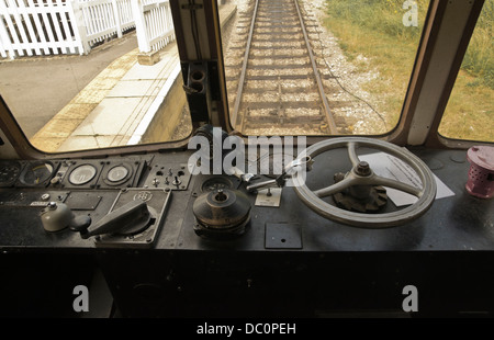 Controlli all'interno della cabina di un treno diesel a Wirksworth Peak District Derbyshire Foto Stock