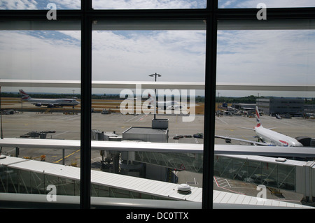 Vista la rampa e rullaggio aeroplani da Londra Heathrow Terminal 5 Foto Stock