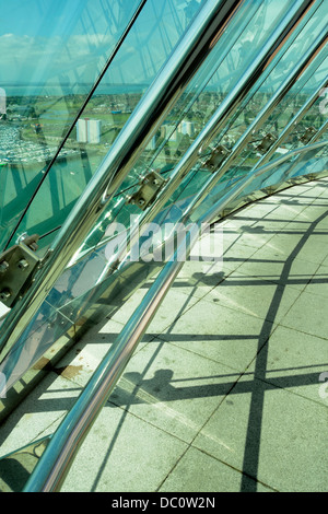 Il livello superiore della piattaforma di visualizzazione di Spinnaker Tower - Gunwharf Quays, Portsmouth Porto, Inghilterra. Foto Stock